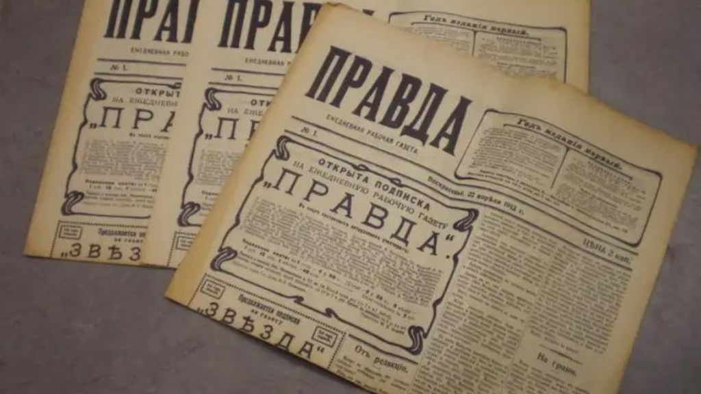 In foto, copie della celebre Pravda sovietica.